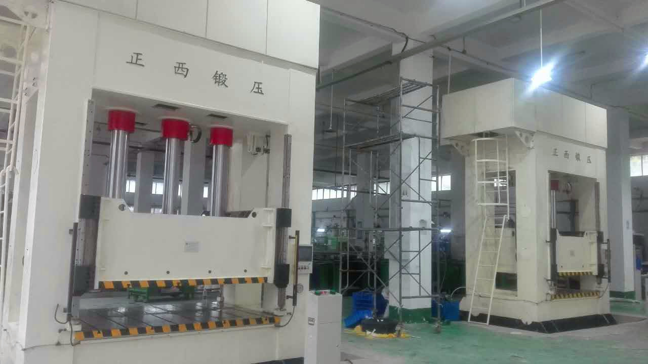 此批設(shè)備為重慶客戶一次性向我公司訂購的機(jī)器，在所有公司員工的努力下，我們在規(guī)定的時(shí)間內(nèi)向客戶交貨并調(diào)試完成。
