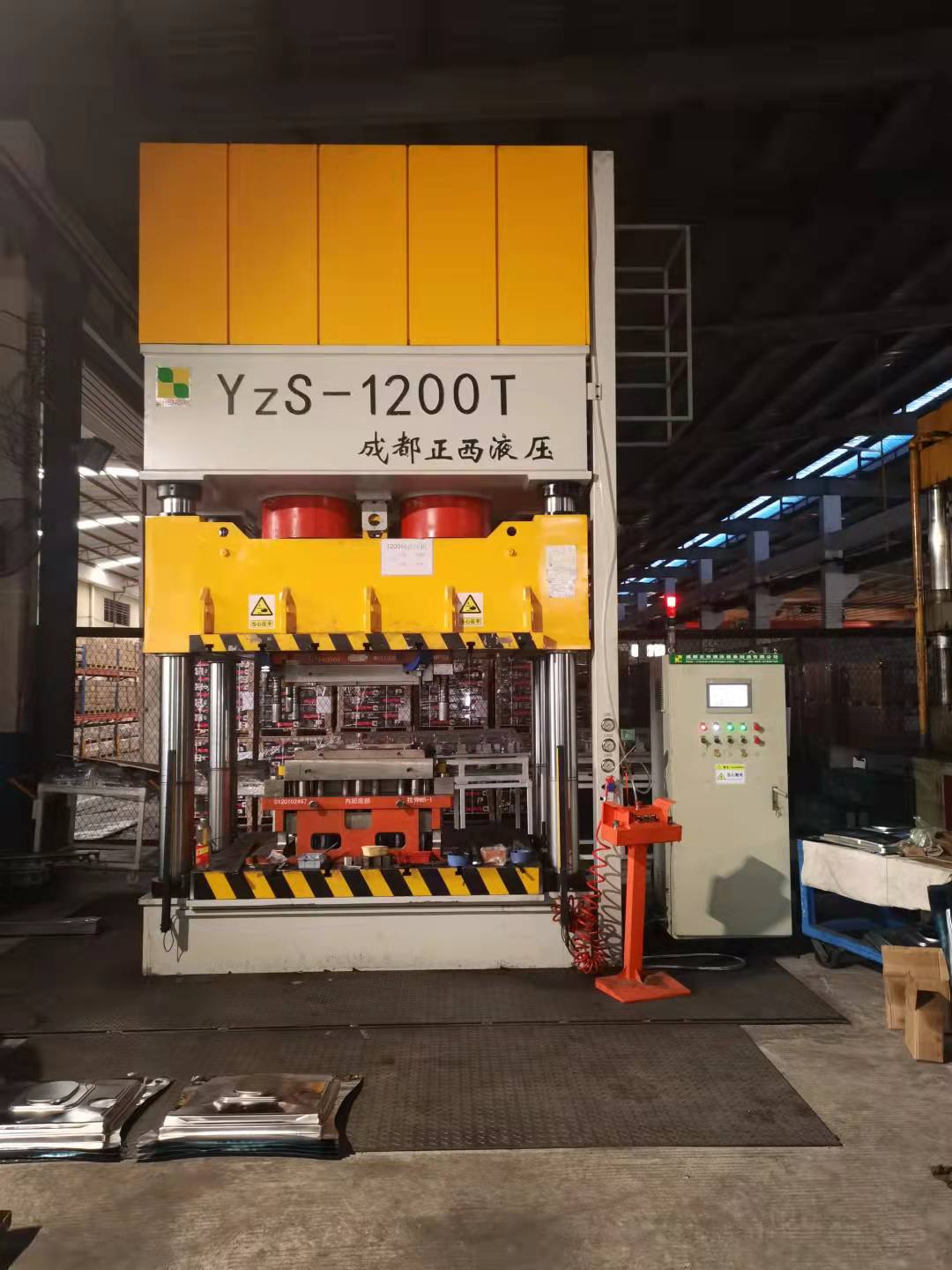 1200噸四柱液壓機(jī)落戶(hù)眉山 1200噸四柱液壓機(jī)落戶(hù)眉山